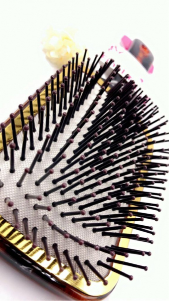 فرشاة شعر بلاستك BRUSH HAIR
